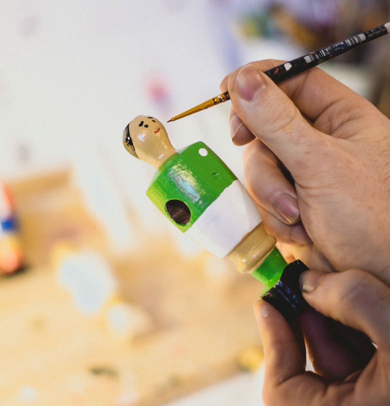 Pintando muñecos de futbolín