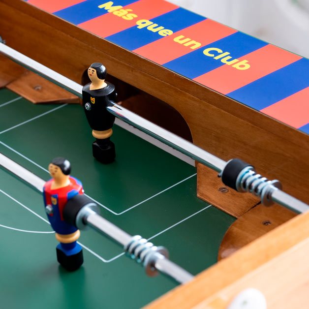 Jugadores del futbolín jugando