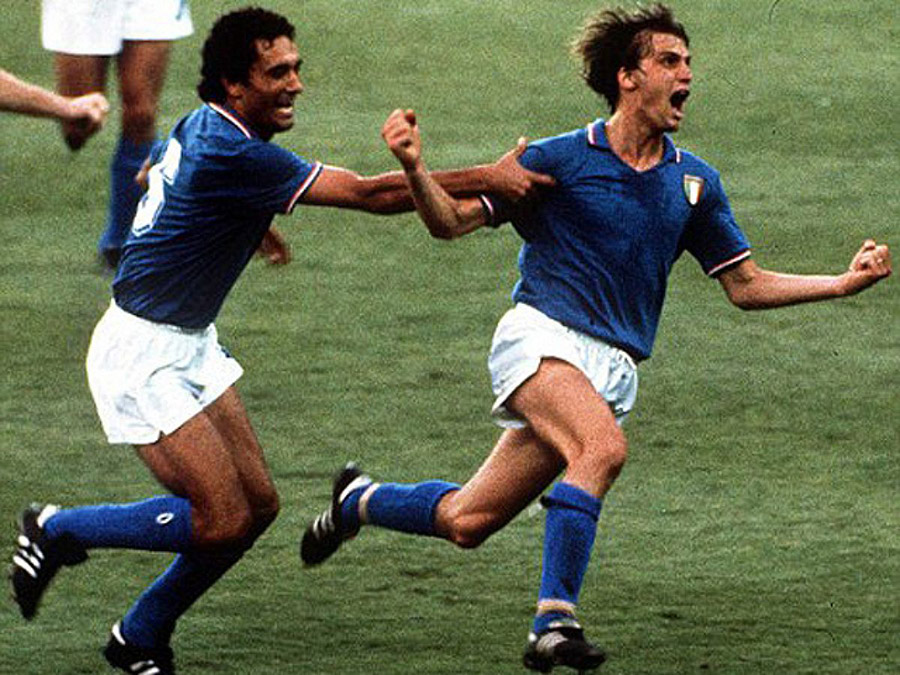 jugadores celebrando mundial de italia ganado